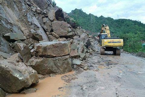 Fresh landslide blocks Jammu Srinagar National Highway amid rainfall
