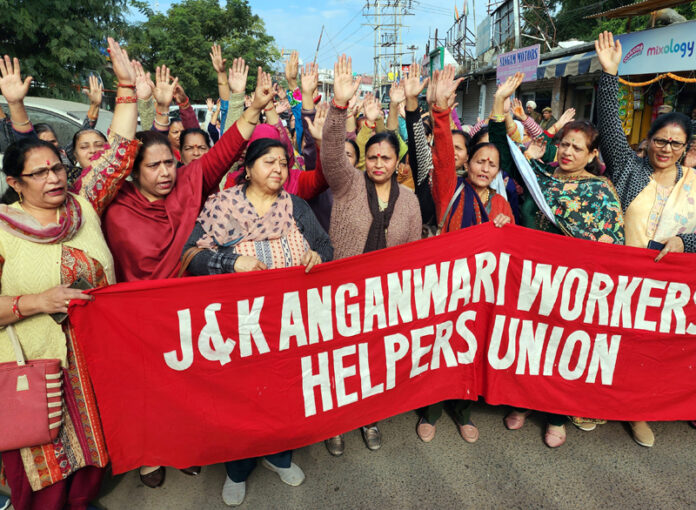 Pekerja Anganwadi memprotes keputusan Admn Council