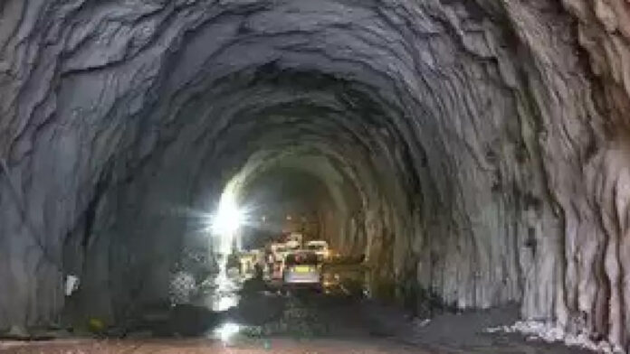 Pekerjaan Di Terowongan Zojila Strategis Dihentikan Setelah Longsor Baru-Baru Ini