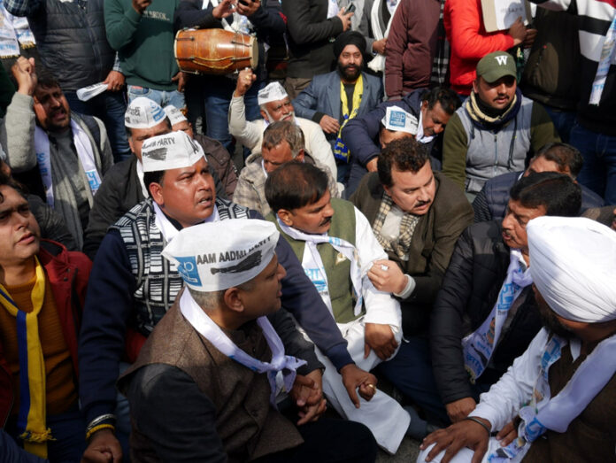 AAP mengadakan protes besar-besaran di depan kantor BJP menuntut pencabutan kembali tatanan lahan baru