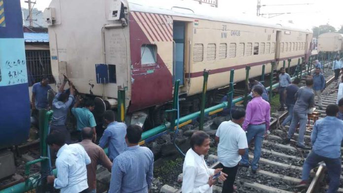 1630587275_passenger-train-derails-at-gomoh-3