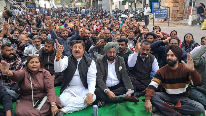 Dimple protests outside JMC Office in support of Safai Karamcharis
