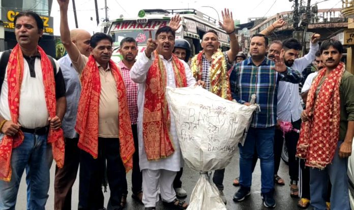 Dimple protests over attacks on Hindus in B’desh, Pak