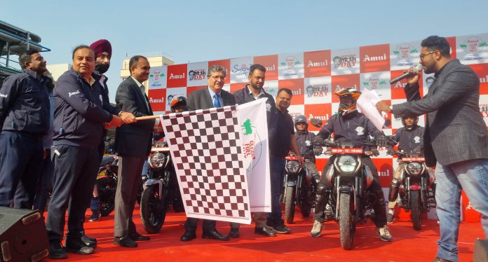 Div Com flags off 'Amul Clean Fuel Rally'