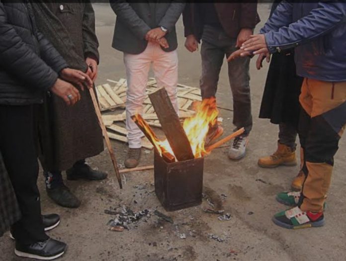 Cold wave grips Kashmir as temperatures plunge, light snow on Nov 24