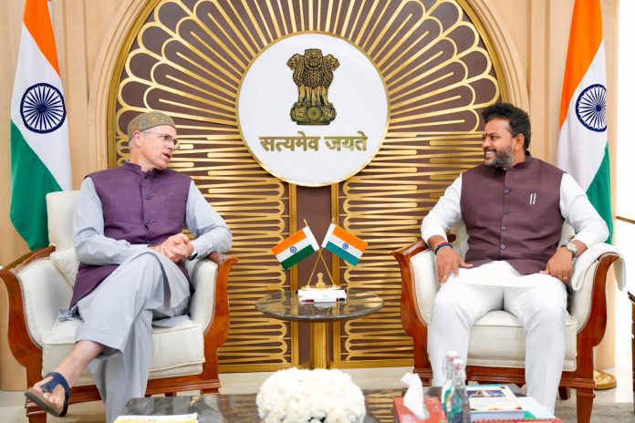 CM Omar Abdullah takes up Srinagar Airport closure issue with Defence, Civil Aviation Ministers in New Delhi-12-1