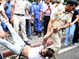 CJP March: Forces Lathicharge As Protesters Try To Breach Barricades Near Parliament Street