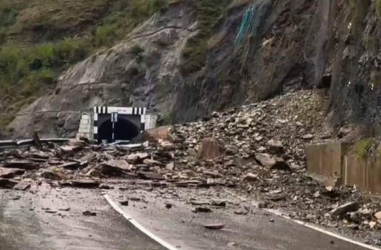 Fresh Landslides Disrupt Jammu-Srinagar Highway; Traffic Restoration Underway