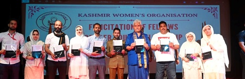 Lieutenant Governor Sh Manoj Sinha Felicitates recipients of Kashmir WomenÆs Organization Fellowship (3)