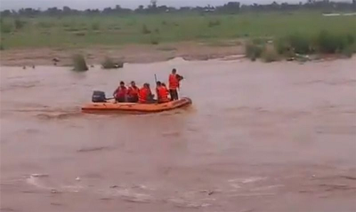Police, SDRF Rescue Two Stranded in River Tawi in Jammu