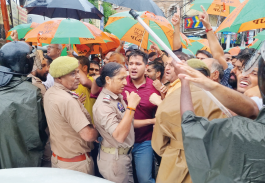 Police barricades keep BJP, Congress workers apart during face-off in Jammu